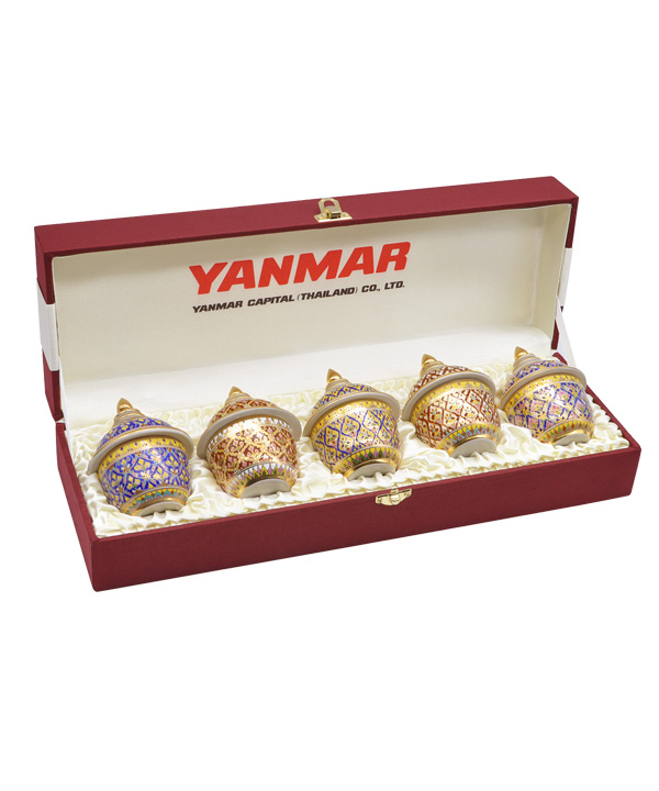 โถเบญจรงค์ 2 นิ้ว แพ๊ค 5 ใบ ในกล่องผ้าไหม งาน YANMAR  โถเบญจรงค์ 2 นิ้ว แพ๊ค 5 ใบ ในกล่องผ้าไหม งาน YANMAR